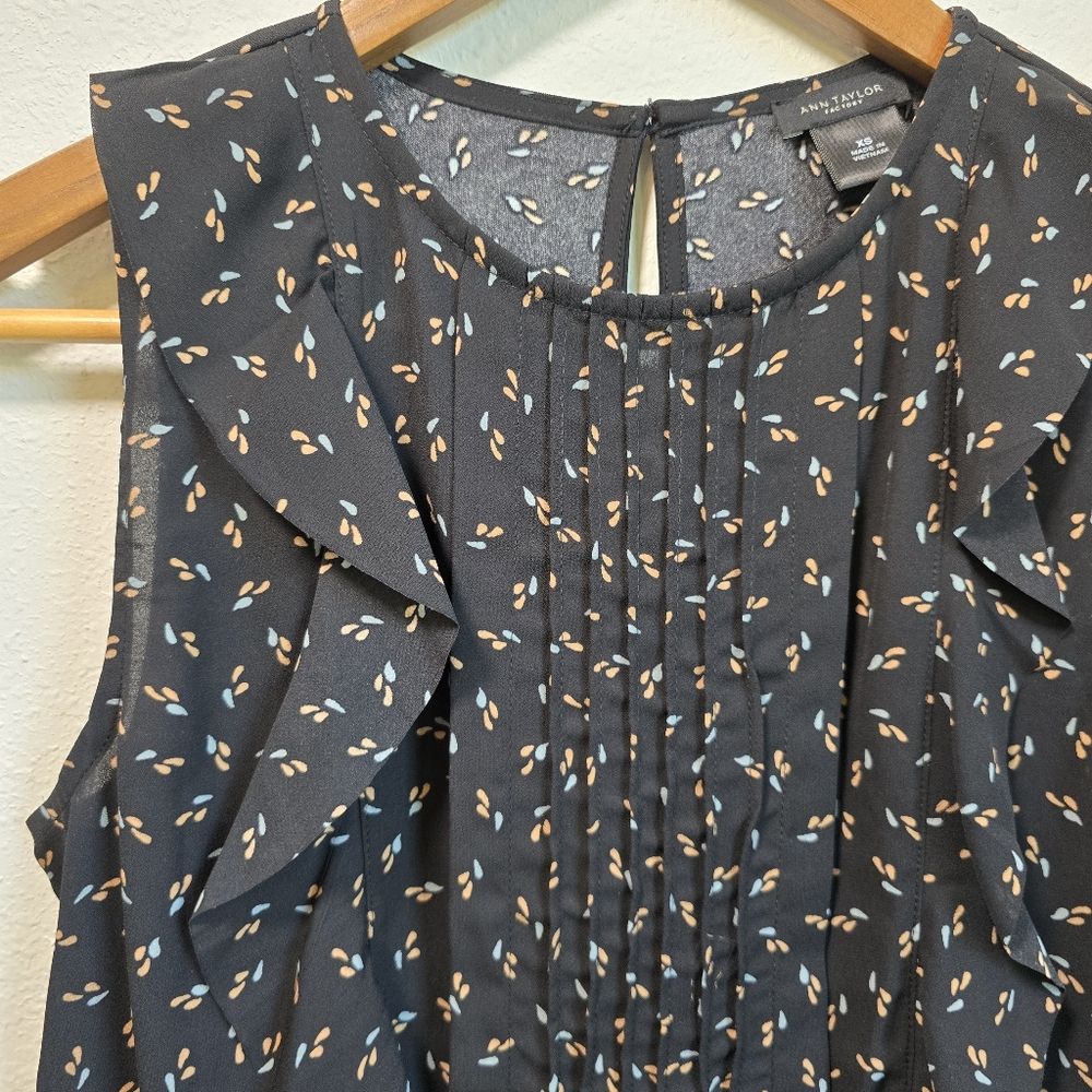 Ann Taylor Black Sleeveless Leaf Print Blouse XS